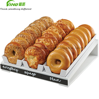 Vitrine d'exposition LED inclinée en pin rustique Vino Madera 15" x 16" x 4 1/4" avec finition peinte et support de rangement pour bagels personnalisable