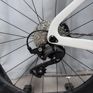 Bicicleta de Carretera Aerodinámica de Fibra de Carbono KOZO Venta al por Mayor Directa de Fábrica 700C <span class=keywords><strong>SHIMANO</strong></span> <span class=keywords><strong>105</strong></span> 24V Freno de Disco Hidráulico Bicicleta de Carreras Ligera OEM - Product Image 4