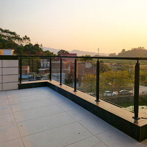<span class=keywords><strong>Balustrade</strong></span> moderne en acier inoxydable sans cadre avec base en verre à faible teneur en <span class=keywords><strong>fer</strong></span> pour balcon d'hôtel et <span class=keywords><strong>terrasse</strong></span> sur le toit - Product Image 3