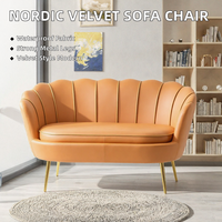 Canapé deux places moderne en velours orange avec surpiqûres et passepoil doré, pieds métalliques, chaises de restaurant, chaises de salon, chaises de salle à manger