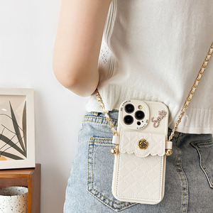 Étui de téléphone matelassé avec motif floral en relief et chaîne bandoulière pour iPhone - Product Image 2