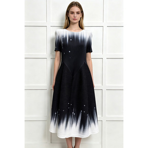 Abito da donna a maniche corte con motivo floreale a fiorellini, plissettato a otto pannelli, taglie forti - Elegante abito da donna stile vacanza al mare - Product Image 4