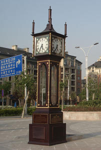 Horloge de paysage extérieure personnalisée à quatre faces, haute précision, pour la décoration et la synchronisation des rues, des gares et des bâtiments publics - Product Image 6