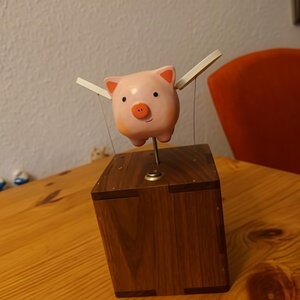 Nuovo Design Artigianale Creativo: Scultura Cinetica Meccanica in Legno a Forma di Maiale Volante, Decorazione Fatta a Mano per Casa e Ufficio - Product Image 4
