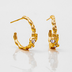 Boucles d'oreilles en diamant, or 18 carats, acier inoxydable, forme en C, avec diamant blanc, motif martelé, pour femme, à porter au quotidien - Product Image 1