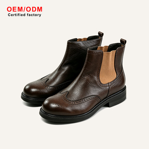 Botas de Piel Vacuna de Primera Calidad con Detalle de Brogue en la Puntera, Perforaciones en Contraste, Tirador Elástico, Diseño Vintage - Product Image 1
