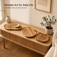 Plateau de service artisanal en bois d'acacia naturel, forme irrégulière, écologique et durable, avec logo personnalisé, idéal pour les collations et les fruits.