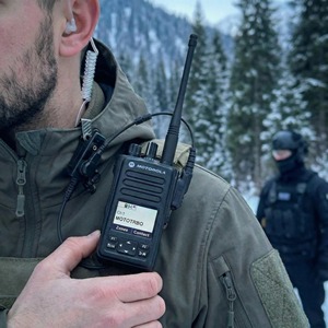 Auriculares de doble cable con conducto de aire y PTT oculto, compatibles con radios bidireccionales DP3661E, DP3441E, DP2600E, XPR3500E, DEP570 - Product Image 1