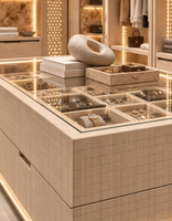 Dressing sur mesure moderne et luxueux avec éclairage LED, armoire intégrée, meuble de rangement ouvert et îlot central pour villa.