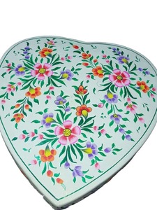 Caja de papel maché ecológica hecha a mano, pintada a mano con motivos florales, para guardar joyas y decorar el hogar, disponible para la venta. - Product Image 1