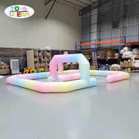 Piste de karting gonflable en PVC avec installation facile, arène de voitures tamponneuses à dégradé pastel arc-en-ciel pour les activités de plein air des enfants