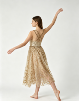 Robe de danse lyrique avec corsage orné de paillettes, bretelles croisées au dos, jupe en maille dorée scintillante, pour performance scénique contemporaine