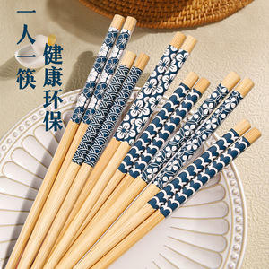 Baguettes en bambou personnalisables avec logo, 24 cm, imprimées d'un motif floral bleu foncé, idéales pour servir et comme cadeau. - Product Image 1
