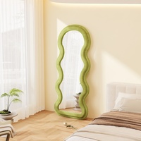 Miroir sur pied de grande taille en tissu flanelle de style nordique, forme ondulée, fabrication directe d'usine, utilisation dans le salon