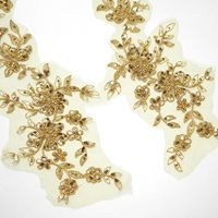 Une paire de patchs brodés en dentelle à fleurs 3D avec des paillettes dorées, applique à coudre, patch en tissu pour robe de mariée, vêtements
