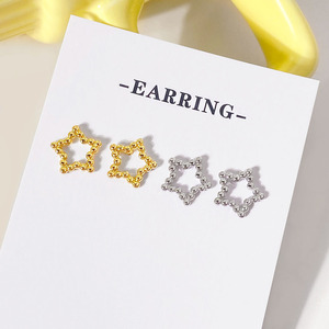 Boucles d'oreilles clous étoile creuses plaquées or 18 carats, design simple et tendance, en promotion - Product Image 2