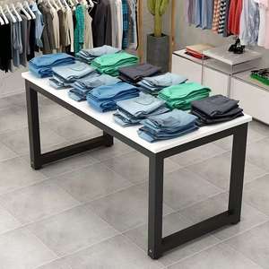 Mesa de exhibición para tienda de ropa, con superficie de madera y estructura metálica, independiente, horizontal y larga, para uso en tiendas minoristas. - Product Image 4