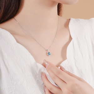 Collier pendentif en argent 925 avec topaze bleue en forme de goutte d'eau, diamants ronds taille brillant sertis griffe, bijoux classiques pour femme - Product Image 2