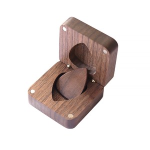 Boîte <span class=keywords><strong>de</strong></span> rangement pour plectres <span class=keywords><strong>de</strong></span> <span class=keywords><strong>guitare</strong></span> en <span class=keywords><strong>bois</strong></span> <span class=keywords><strong>de</strong></span> noyer noir avec logo personnalisé, fermeture magnétique en <span class=keywords><strong>bois</strong></span> assortie, étui <span class=keywords><strong>de</strong></span> rangement pour plectres en <span class=keywords><strong>bois</strong></span> - Product Image 6