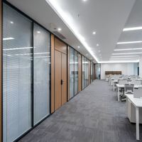 Cloison Modulaire Polyvalente en Aluminium 100 mm à Double Vitrage avec Stores : Conception Moderne Insonorisée pour Centres Commerciaux et Centres de Formation