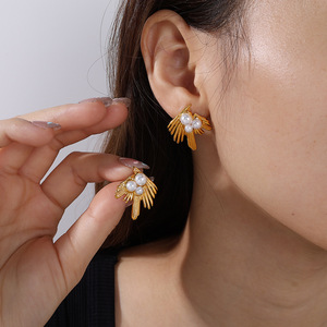 Pendientes de Aro con Alas, Chapados en Oro de 18K, Acero Inoxidable, Perla Blanca, para Uso Diario - Product Image 4