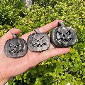 งานแกะสลักหัวผีฟักทองจากหินออบซิเดียนสีดำธรรมชาติ ทำด้วยมือ ของตกแต่งฮาโลวีน ตุ๊กตาคริสตัลสำหรับตกแต่งบ้านและเป็นของขวัญ - Product Image 2
