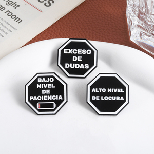 Broches Esmaltados con Frases Españolas, Pin de Solapa con la Frase 'BAJO NIVEL DE PACIENCIA ALTO NIVEL DE LOCURA', Joyería de Regalo - Product Image 3