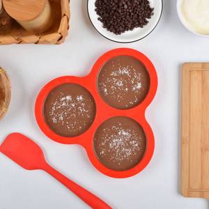 Moule à pâtisserie en silicone antiadhésif sans BPA, certifié LFGB, pour la fabrication de galettes de hamburger rondes à 3 cavités, fabriqué par MUYULINS. - Product Image 4