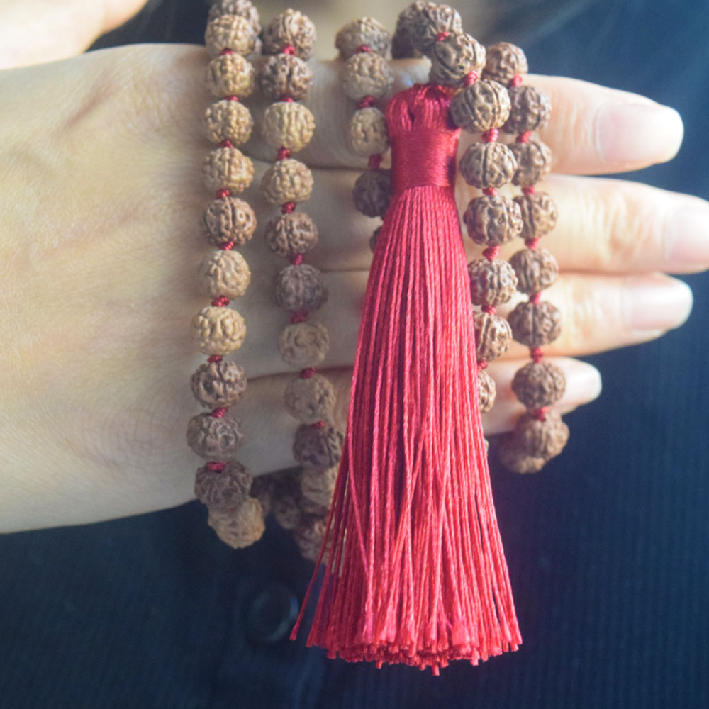 Rosario De Rudraksha En Una Mano Femenina Japa Mala Foto De Archivo Rosario De Rudraksha En Una Mano Femenina Japa Mala Image57300930