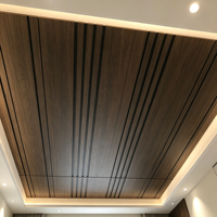 Panneau de plafond en PVC moderne à profil mince, design en bande, étanche, artistique, pour plafonds faciles à installer dans les grilles de plafond, haute densité, pour bureaux