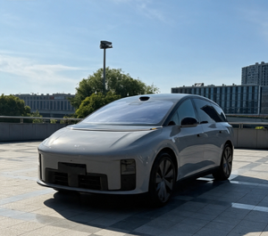 Auto Eléctrico I8 Estándar de Seis Plazas con Motor Dual de 400kW y Tracción en las Cuatro Ruedas, Aceleración Suave y Potente de 0 a 100 km/h en 4.5s - Product Image 1