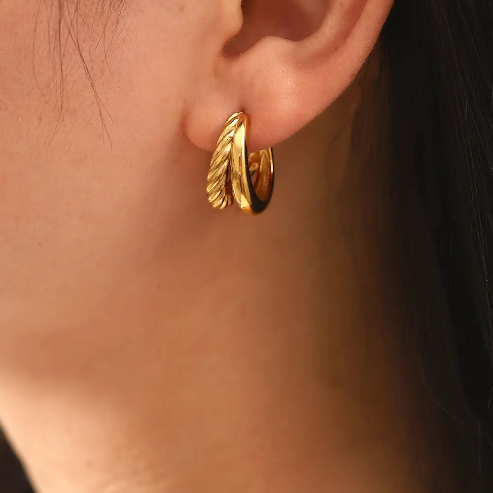 18K सोना मढ़वाया चंकी चमकदार स्टेनलेस स्टील कान की बाली ज्यामितीय डबल परतों फैशन सी आकार कान की बाली महिलाओं के लिए