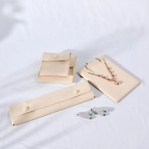 Pochette à bijoux en microfibre de luxe personnalisée, écologique et élégante, couleur et taille sur mesure pour ranger colliers, bagues et boucles d'oreilles - Product Image 1