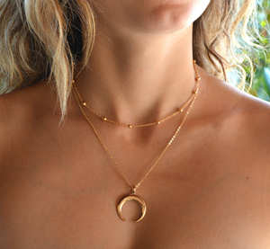 <span class=keywords><strong>Collana</strong></span> a strati da donna in acciaio inossidabile <span class=keywords><strong>con</strong></span> design a farfalla buddista di tendenza, <span class=keywords><strong>con</strong></span> ciondolo a doppio <span class=keywords><strong>corno</strong></span> placcato oro 18 carati e catena a maglie. - Product Image 1