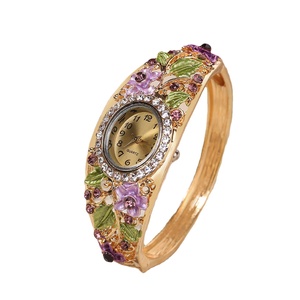 2024Cloisonne 꽃 풍부하고 고귀한 여성의 팔찌 석영 시계 자갈 펜던트 세트