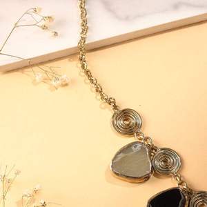 Collier bohème multicolore fait main pour femme, avec un design audacieux et tendance, accessoire de mode pour les soirées. - Product Image 4