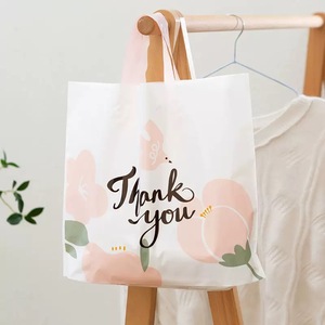 Sac fourre-tout en plastique poly avec logo personnalisé, sacs cadeaux à provisions découpés avec poignées à boucle souple pour magasin de vêtements au détail - Product Image 2