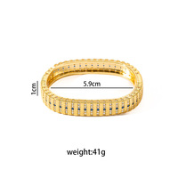 Bracelet jonc rectangulaire de luxe en laiton raffiné, doré, à texture côtelée verticale, pavé de zircone cubique bleu saphir, à charnière