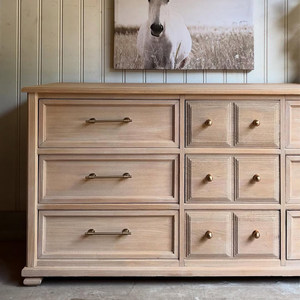 <span class=keywords><strong>Commode</strong></span> à 9 tiroirs en chêne clair, style farmhouse moderne, en bois massif, large, pour chambre à coucher, avec quincaillerie en laiton antique - Product Image 4