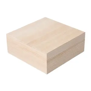 Caixa de madeira lisa feita à mão