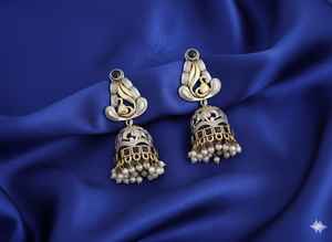Impresionantes Pendientes Jhumka Antiguos de Dos Tonos con Diseño Fusionado, Ideales para Bodas Tradicionales, Fiestas y Uso Festivo - Product Image 2