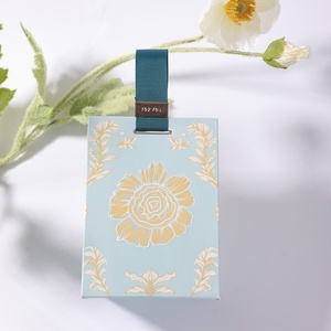 Boîte à bonbons triangulaire de style français, gaufrée, pour mariage, haut de gamme, style Instagram, boîte d'emballage alimentaire créative en carton, vente en gros - Product Image 2