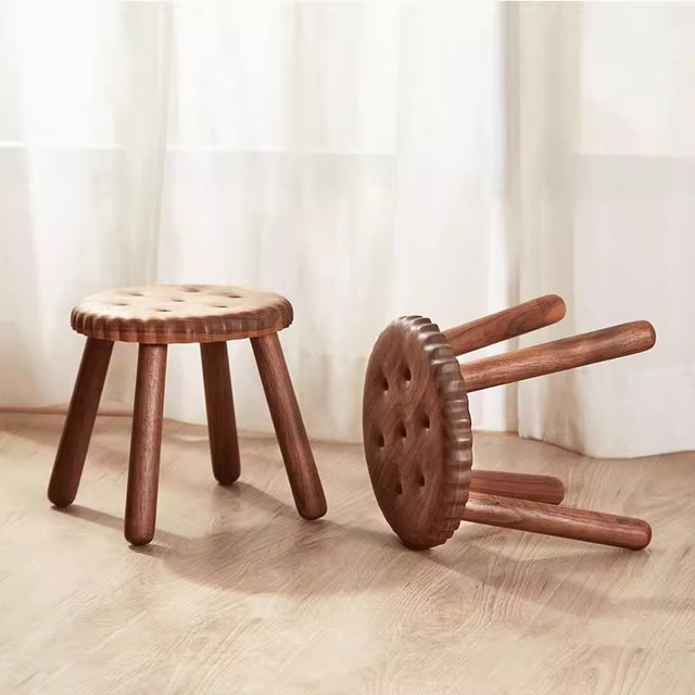 Customized Wholesale Small Kids Natural Wooden Stools Cookie Shape Walnut Wood Stool