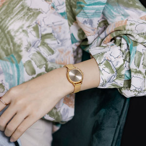 2025 nuevo reloj de mujer pequeño diseño de nicho dorado reloj elegante y versátil - Product Image 4