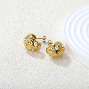 Boucles d'oreilles clous tendance personnalisables en acier inoxydable plaqué or 18 carats, étanches, avec perles incrustées en forme de goutte d'eau, pour femmes - Product Image 3