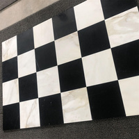 Carrelage en mosaïque de marbre noir et blanc, motif échiquier, avec marbre Fish Belly Gold et marbre Marquina noir, pour sol et mur