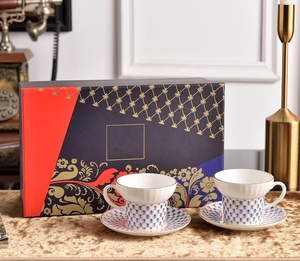 Service à thé deux tasses et soucoupes en porcelaine fine russe de luxe, motif abeilles bleues et roses, écologique, sur pieds hauts - Product Image 1