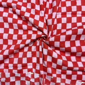 Tissu imprimé en coton rouge de qualité supérieure avec un motif à carreaux rose diamanté accrocheur et un motif carré géométrique répété - Product Image 5