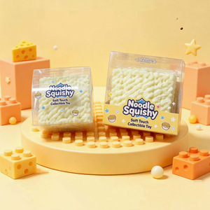 Bouteille d'eau fantaisie à succès, jouet sensoriel souple à presser, avec boîte d'emballage colorée pour la vente au détail en magasin - Product Image 5