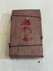 Ladrillo de Té Puerh Shu Fermentado Maduro de 250g, Envejecido de los Años 90, Raro, de Fábrica Estatal, Envuelto en Bambú - Product Image 1